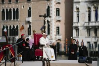 Papež František zavítal do Benátek, jako první navštívil ženskou věznici 
